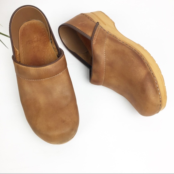 light brown dansko clogs